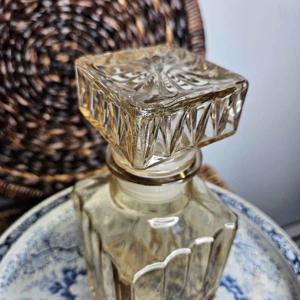 Vintage Whiskey Glass Decanter Diamond Cut Light Amber Color 9.5" - Picture 7 of 10